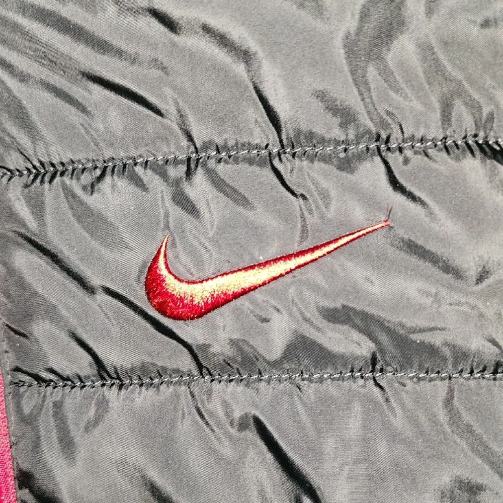 Like New Nike Black/Red Puffer Jacket  100--116 Cm 5-6 Yrs Toddler Hooded Puffer